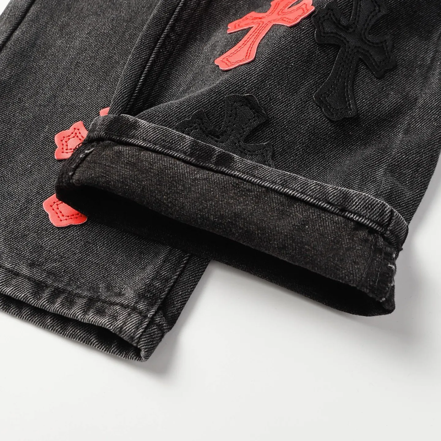 KE956 P240 The only correct leather label version on the market Chrome Hearts CH Red and black leather washed jeans Top ceiling quality 100% correct version The correct version is here!  Believe me this must be the best quality you will ever come across! ! Excellent value for money! !  Styles with different washes and textures are very friendly to people with thin legs and thick legs. The straight version is very flattering to the shape of the legs. The moderate length is timeless and easy to match. It is the basis of various styles and a must-have in the wardrobe! ! Add a little stacking to make the atmosphere easy to control. The fabric is stiff but the upper body is soft without losing texture. The sides and cuffs of some styles have a bone-wash effect. It’s really hard not to love it!  ✅Correctly customize the Croxin metal leather label on the back panel. It is definitely not sold directly with the cross on the finished jeans. 1:1 copying strives for excellence and the details are perfectly grasped. ✅The cross leather label is clear and smooth. Exquisite turning top craftsmanship. ✅Buttons, zippers and hardware are all customized versions of the Croxin LOGO. ✅High-cost washing process. Size: 28 30 32 34 36